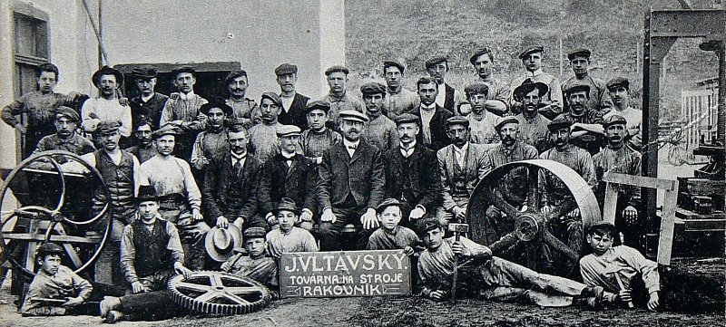 Dobová fotografie skupiny zaměstnanců továrny Vltavský (rok 1910)